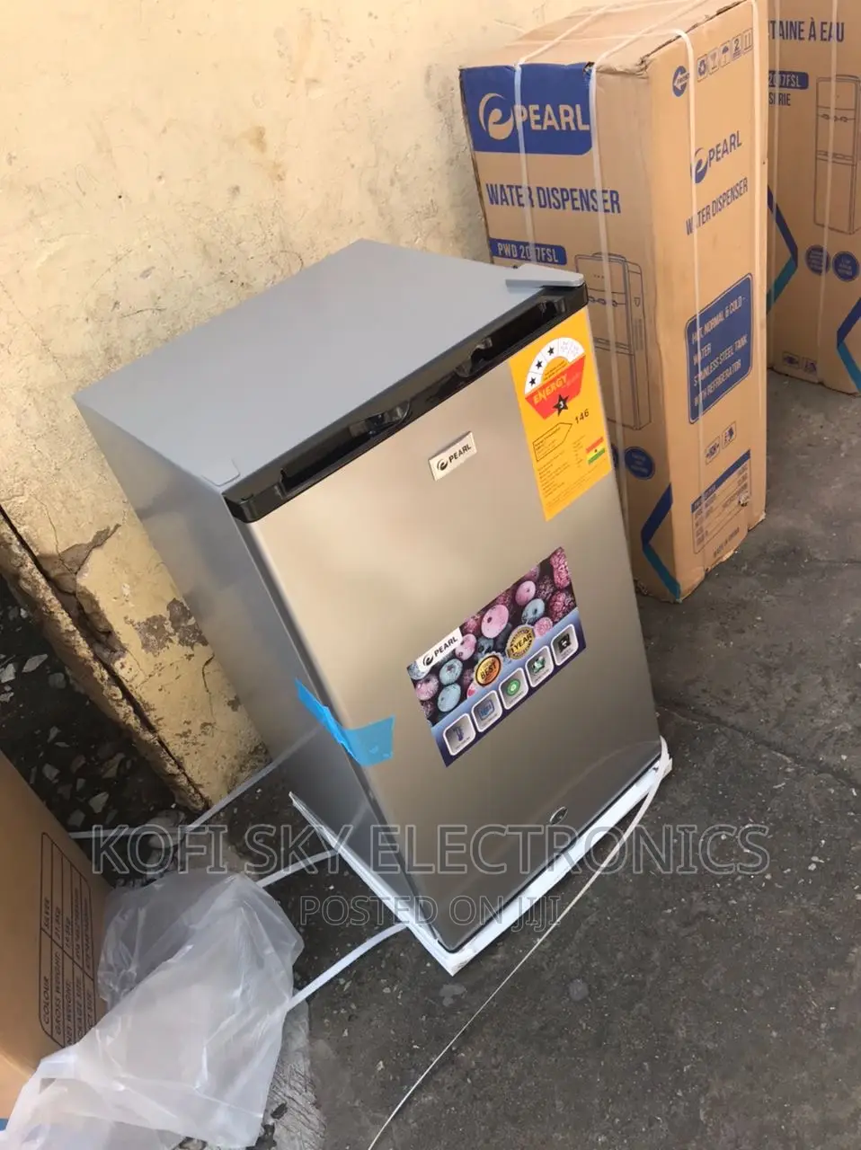 Luscious Pearl 89liters Table Top Single Door Fridge in Adabraka